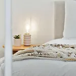 The Surfers\' Loft - A Calm Coastal Pad By The Beach