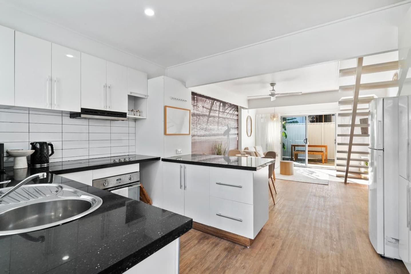 The Surfers' Loft - A Calm Coastal Pad By The Apartment Gold Coast