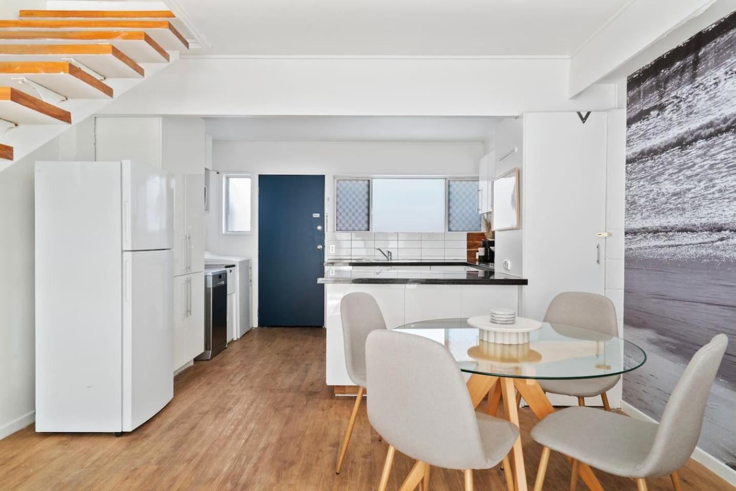The Surfers' Loft - A Calm Coastal Pad By The *
