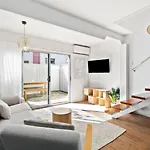 The Surfers\' Loft - A Calm Coastal Pad By The Beach